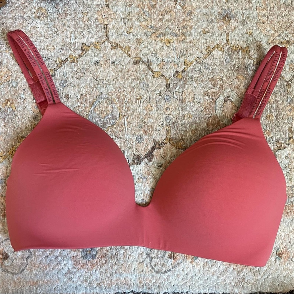 ⭐️Victorias Secret T-shirt Lightly Lined Wireless 32D